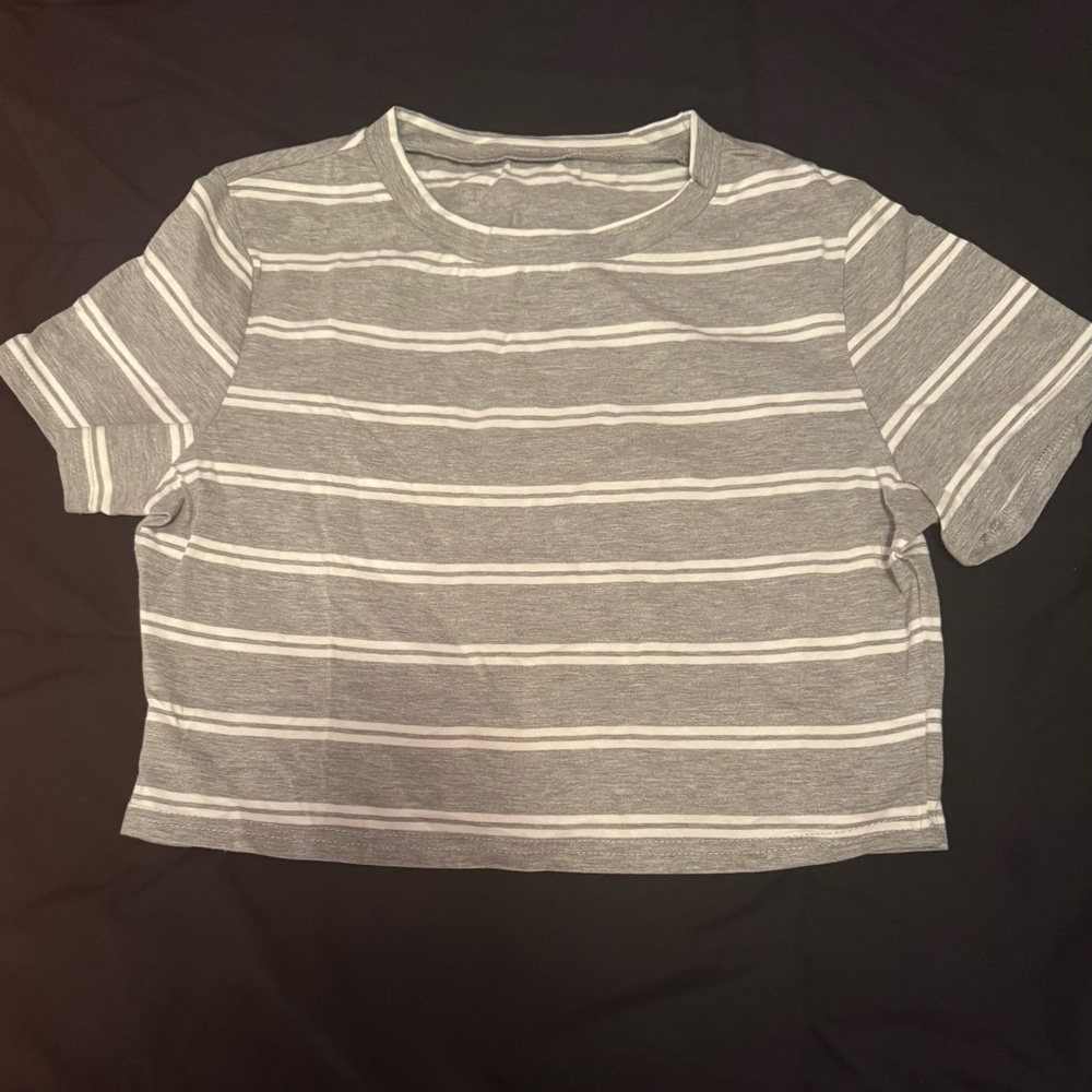 ROMWE Gray and White Boxy Crop Tee